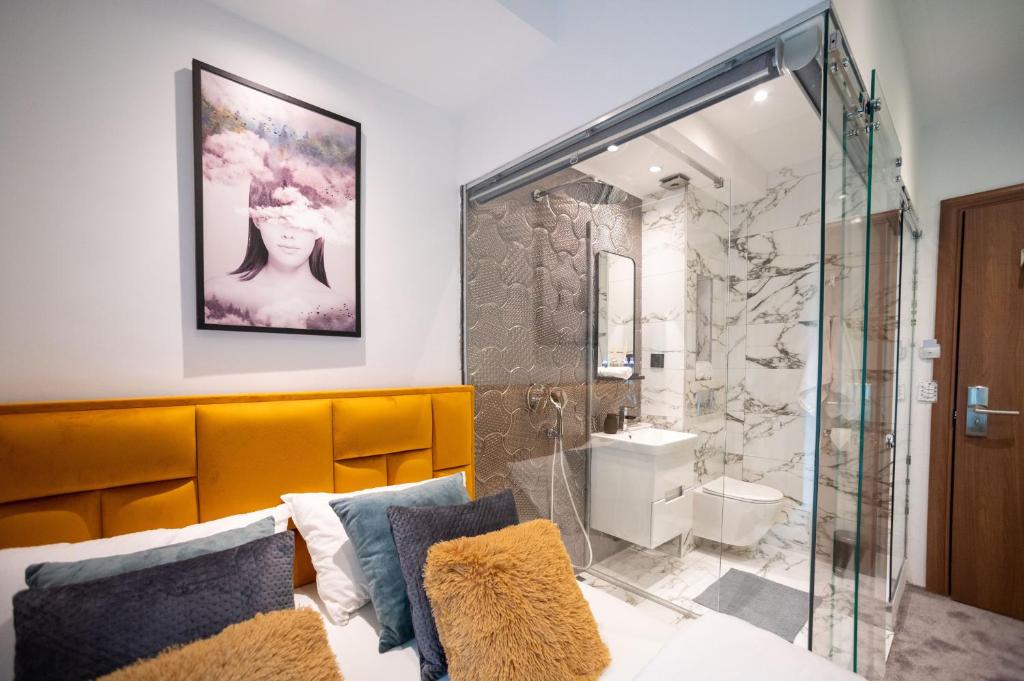 CenterMini Rooms- Parking 20e-day Best Location & Value - Tap to explore photos