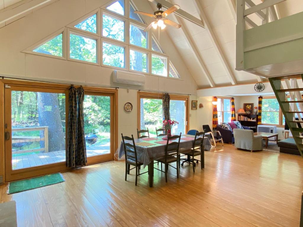 Secluded Chalet On Stream-Mins to Camelback photo 3