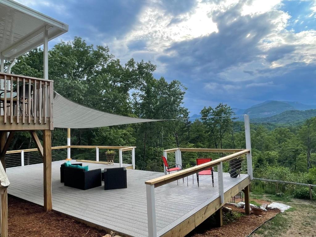 Mountain views, pets welcome-lake and river access image