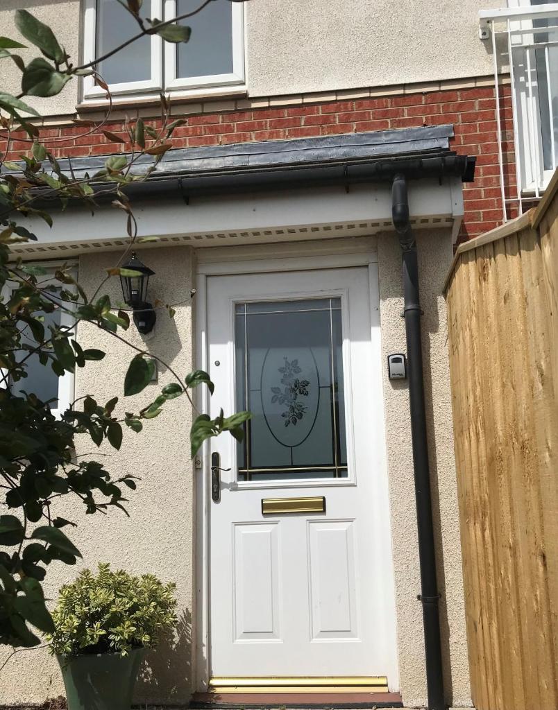 Riverside home. 3 bedroom. Free parking. 10 mins to Newcastle City Centre