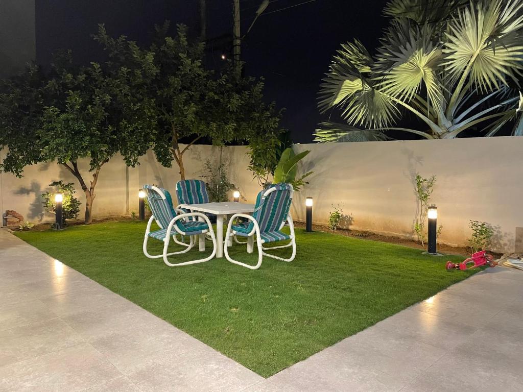 Family Friendly 2-Bedroom Home Upper Portion with Parking photo 2