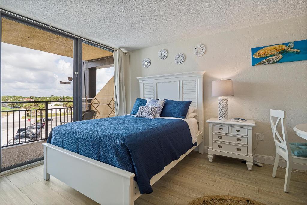 Aloha Hibiscus Room,Sunset Views - Hawaiian Inn Beach Resort photo 3