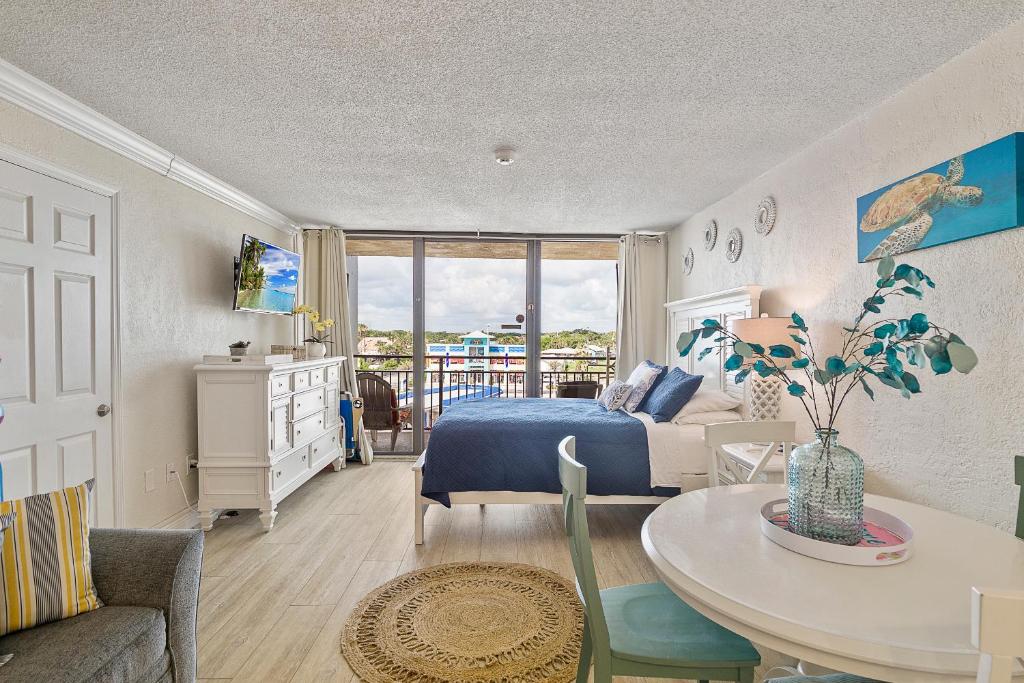 Aloha Hibiscus Room,Sunset Views - Hawaiian Inn Beach Resort photo 1
