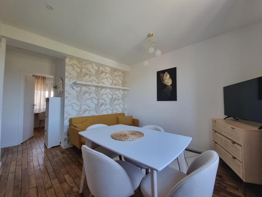 Le Reflet Papillon by Madame Conciergerie - Thumbnail image