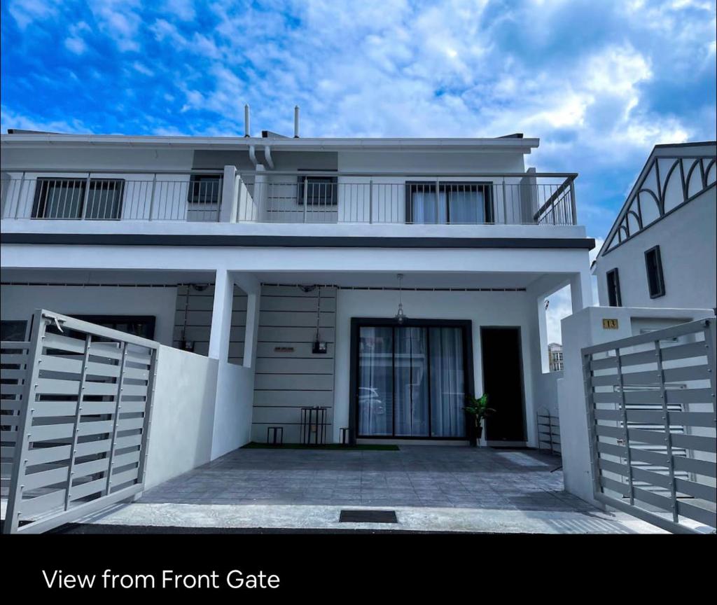 New 2 storey-Majestic Homestay 3 min to Night Market photo 1
