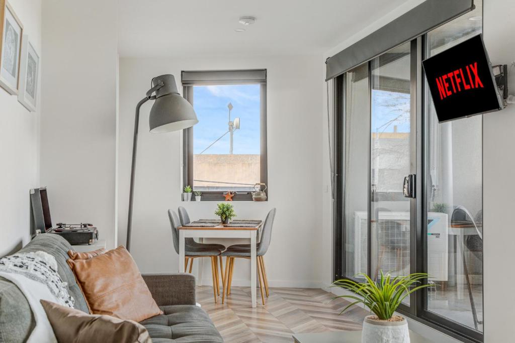Contemporary Apt, cafes, wifi, tram, parking photo 1
