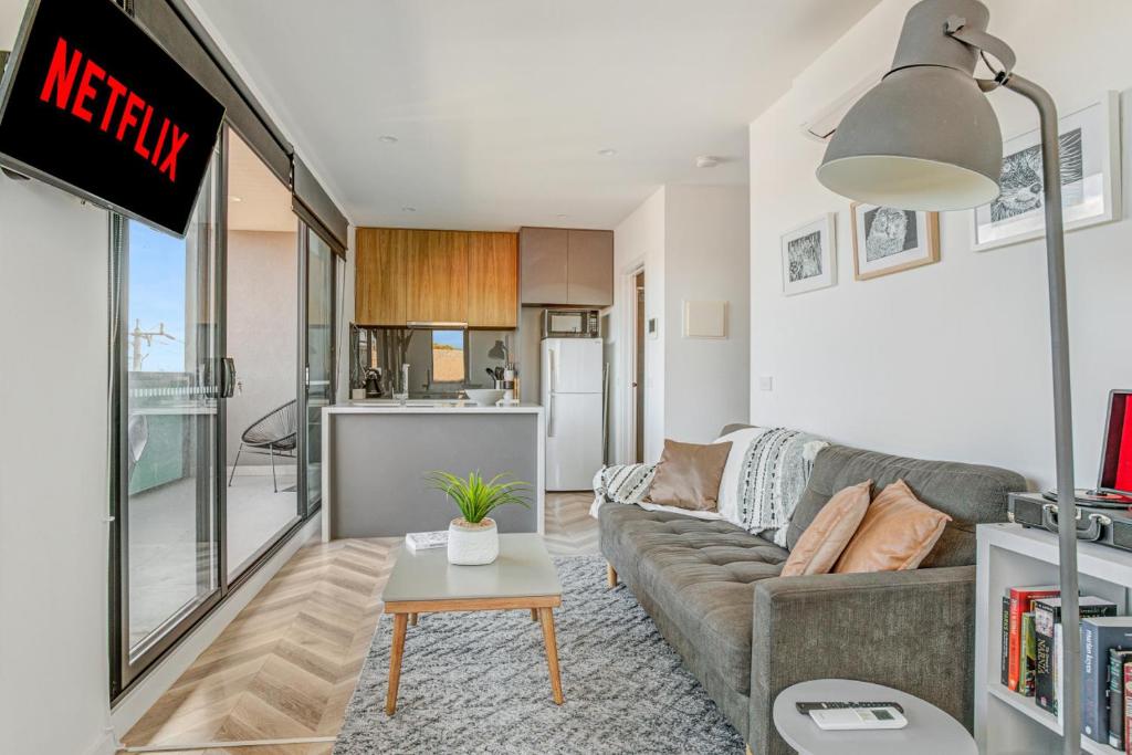 Contemporary Apt, cafes, wifi, tram, parking photo 3