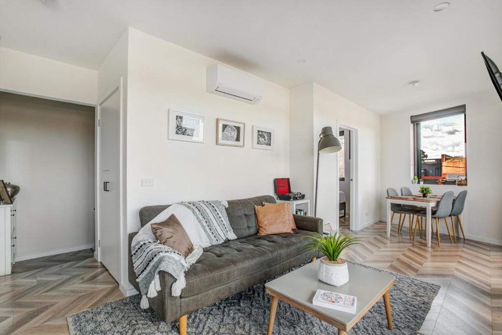 Contemporary Apt, cafes, wifi, tram, parking photo 4