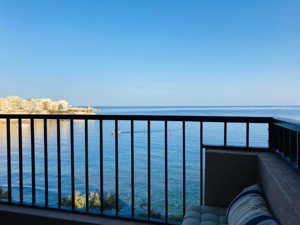 Beach front High End apartment, direct sea views. photo 2