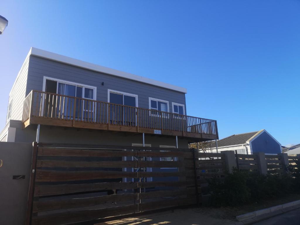 Lovely 2 bedroom condo with balcony and a view!