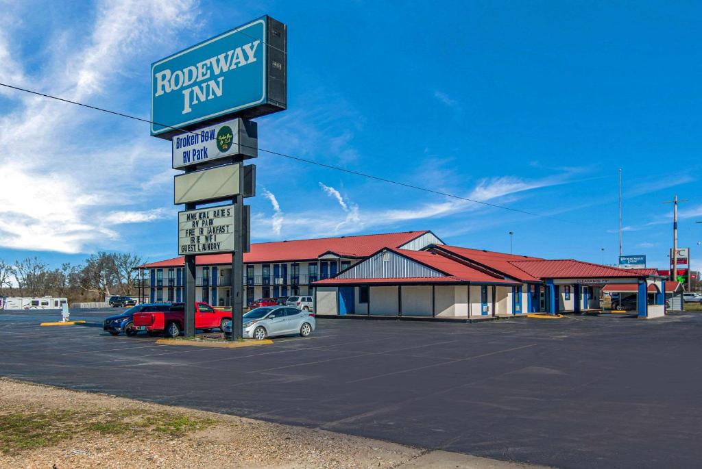 Rodeway Inn Broken Bow - Hochatown image