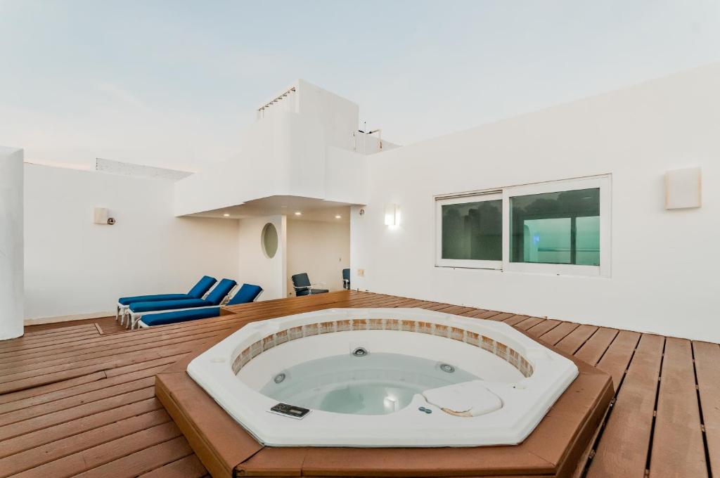 Rooftop Private Jacuzzi in beach front penthouse photo 4