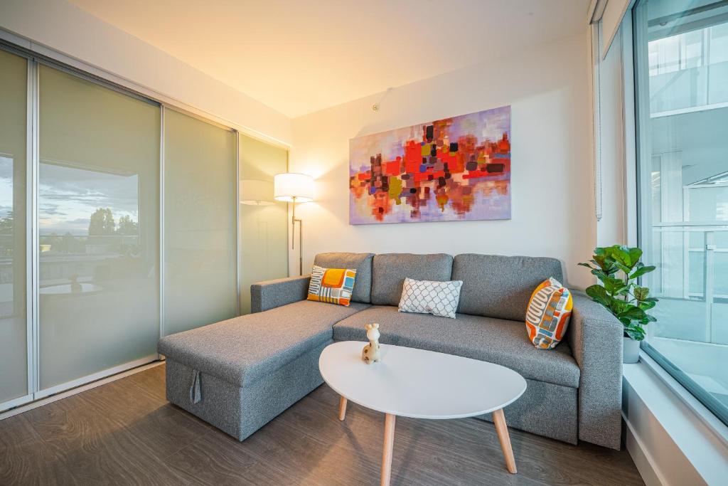 Charming Oasis Close to Airport & Downtown Views photo 3