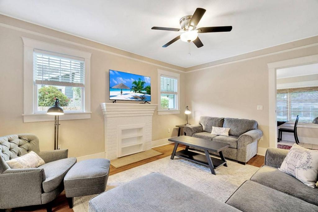Bayshore Beauty Stylish 3BR SOHO Bungalow near Hyde Park image