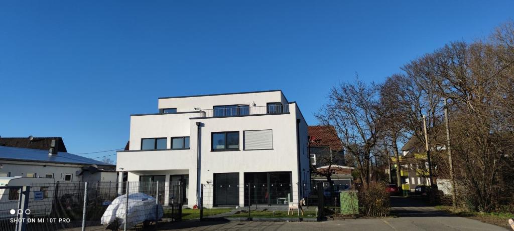 Neue Doppelhaushälfte mit Terrasse, Balkon und Garten
