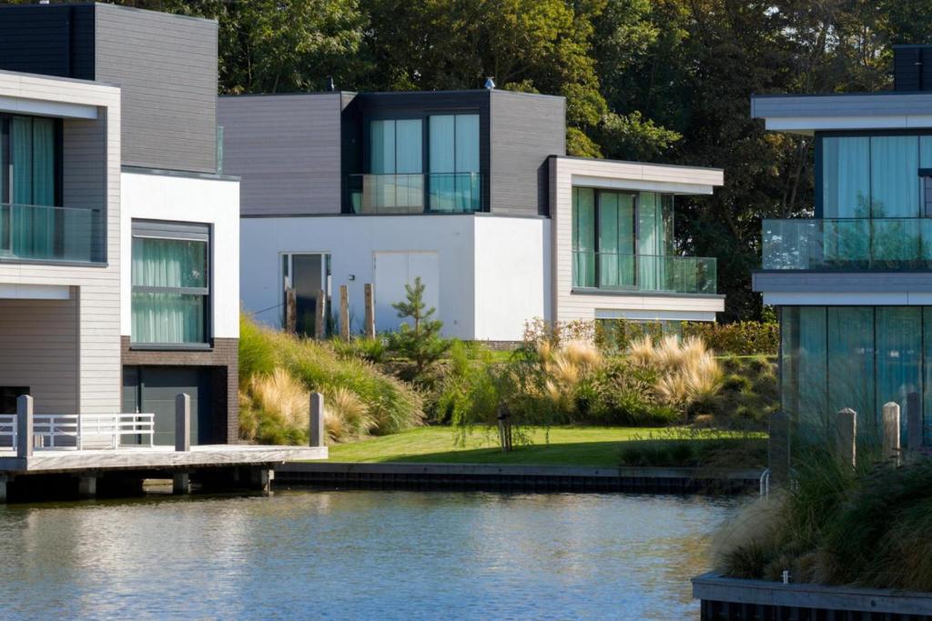 Lake House with dock at Lake Veere, Zeeland