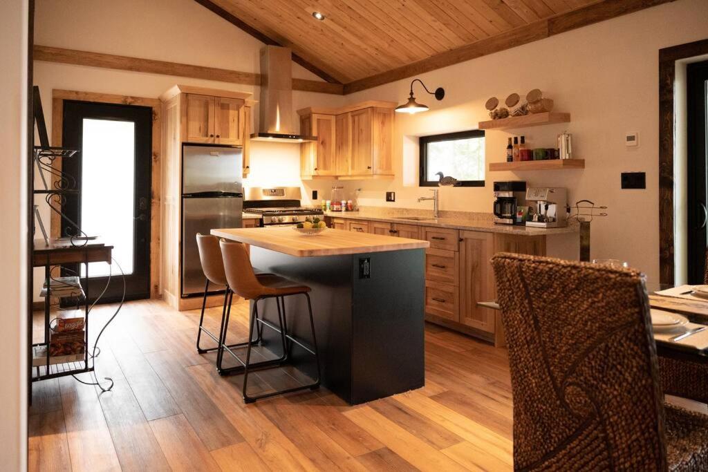 Private Off Grid Cottage Nestled in Nature With Waterfront photo 4