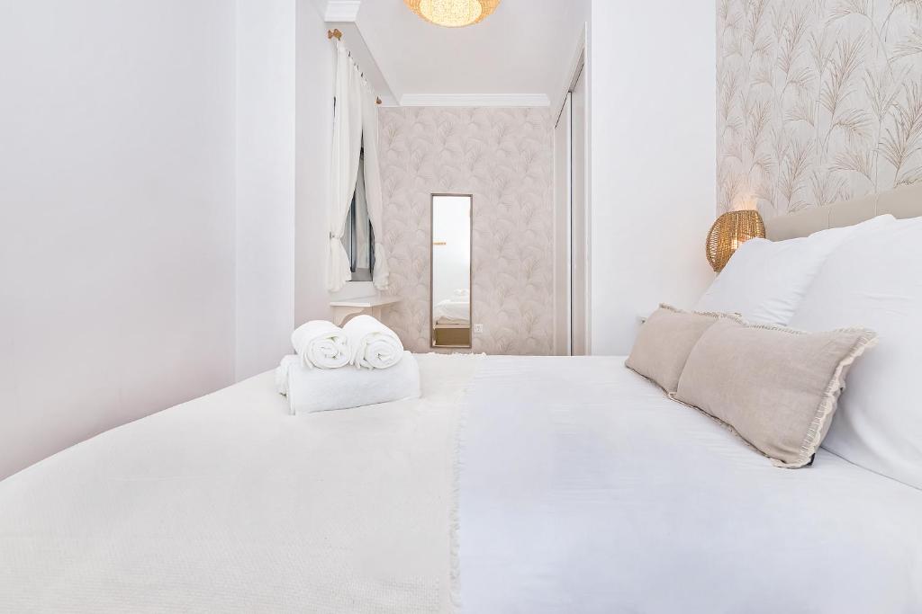Victoria City Center Apartment - Tap to explore photos