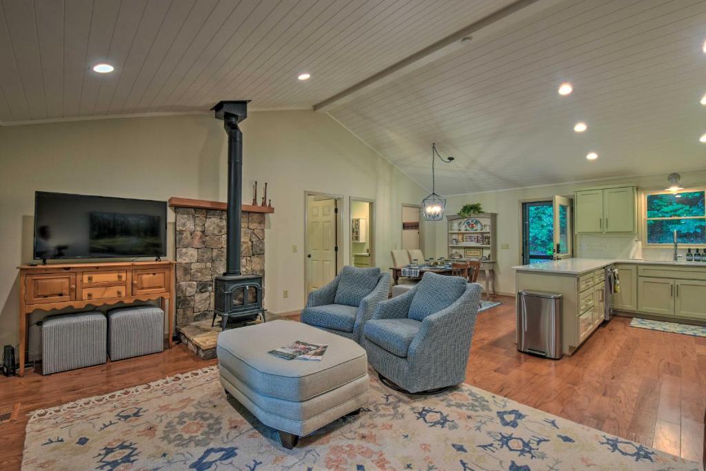 Cozy Clayton Cabin with Deck and Mountain Views! photo 2