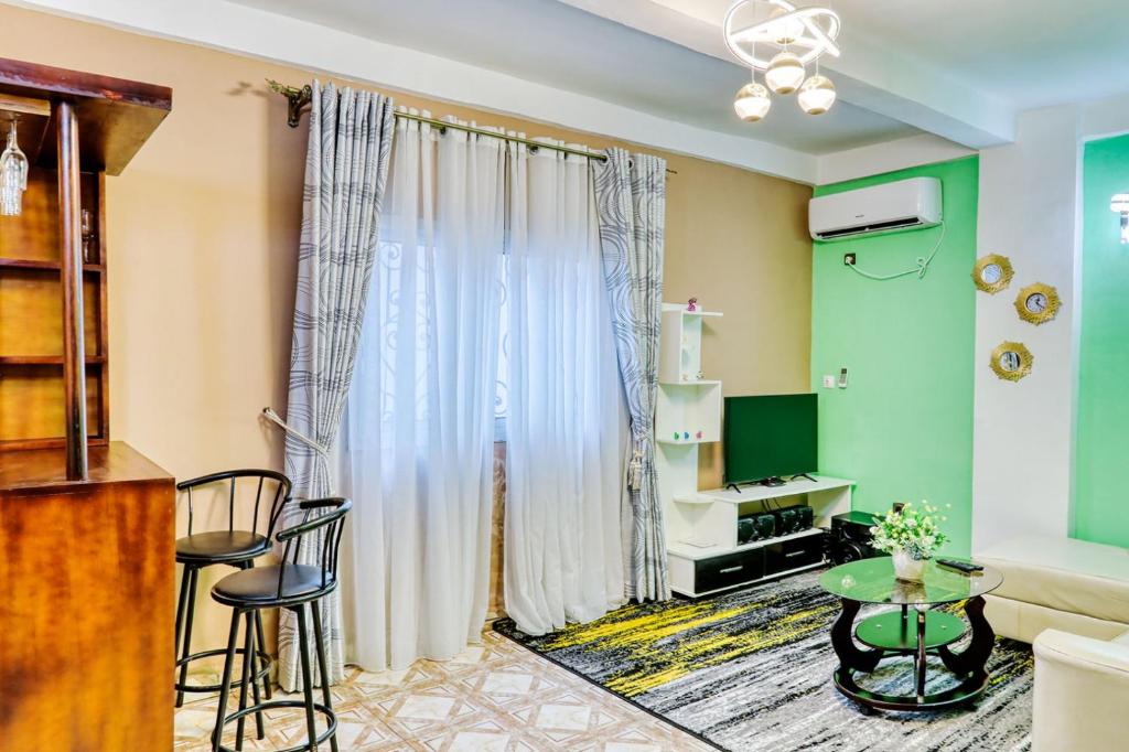 Beautiful- 1 Bedroom Apartment - Parking on site photo 1