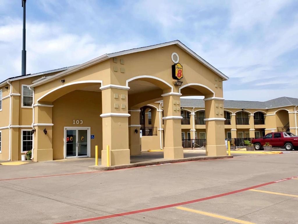 Super 8 by Wyndham Forney/East Dallas image