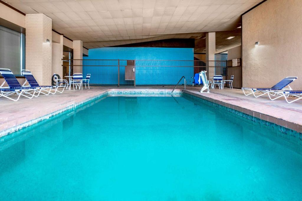 Days Inn & Suites by Wyndham Clovis - Tap to explore photos