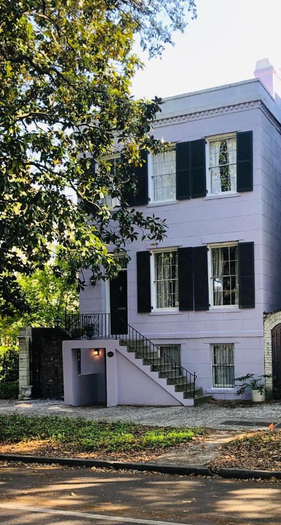 Savannah Sojourn - Time Travelers Retreat 1853 image