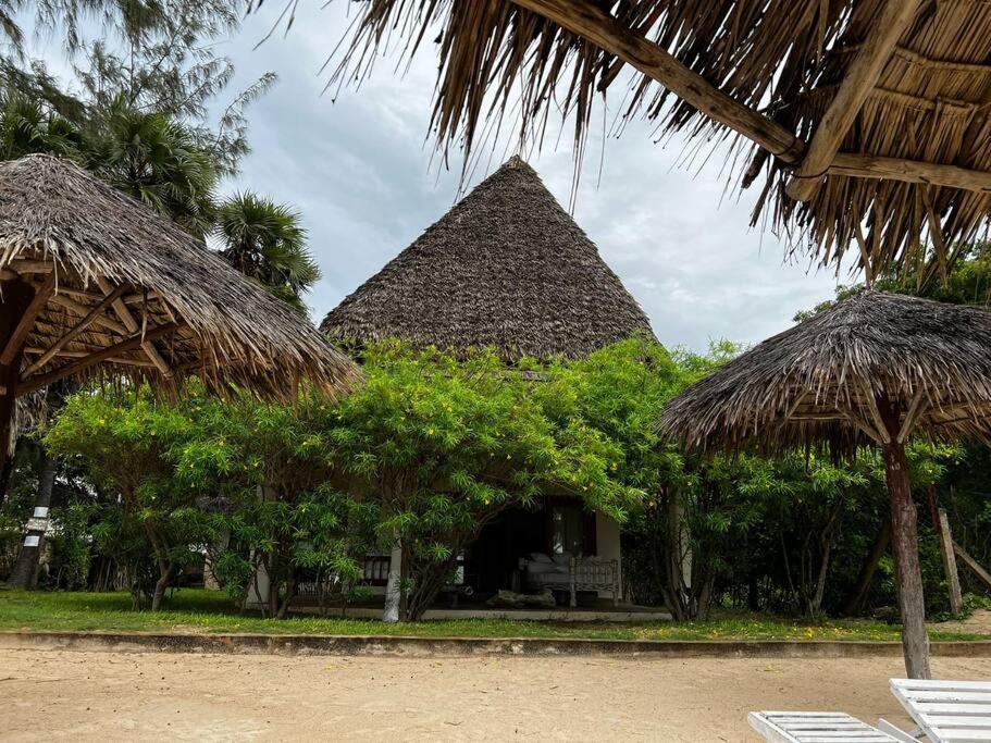 Fantastic beach front cottage with shared pool photo 4