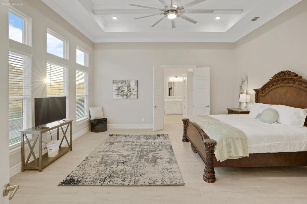 Newly Built Stylish Retreat with Designer Kitchen - Near Park & Beach photo 3