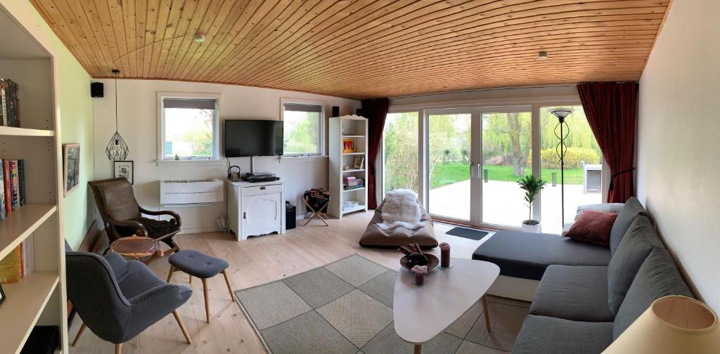 Spacey and charming cabin 300 m. from beach photo 4