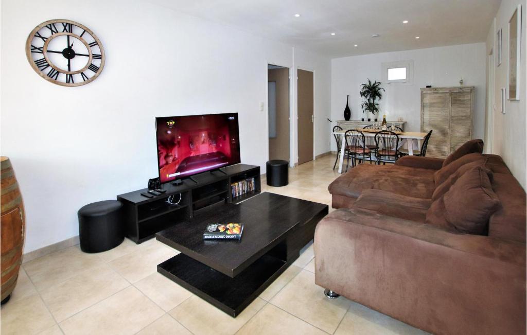 Stunning Apartment In Orange With Outdoor Swimming Pool, 2 Bedrooms And Wifi photo 2