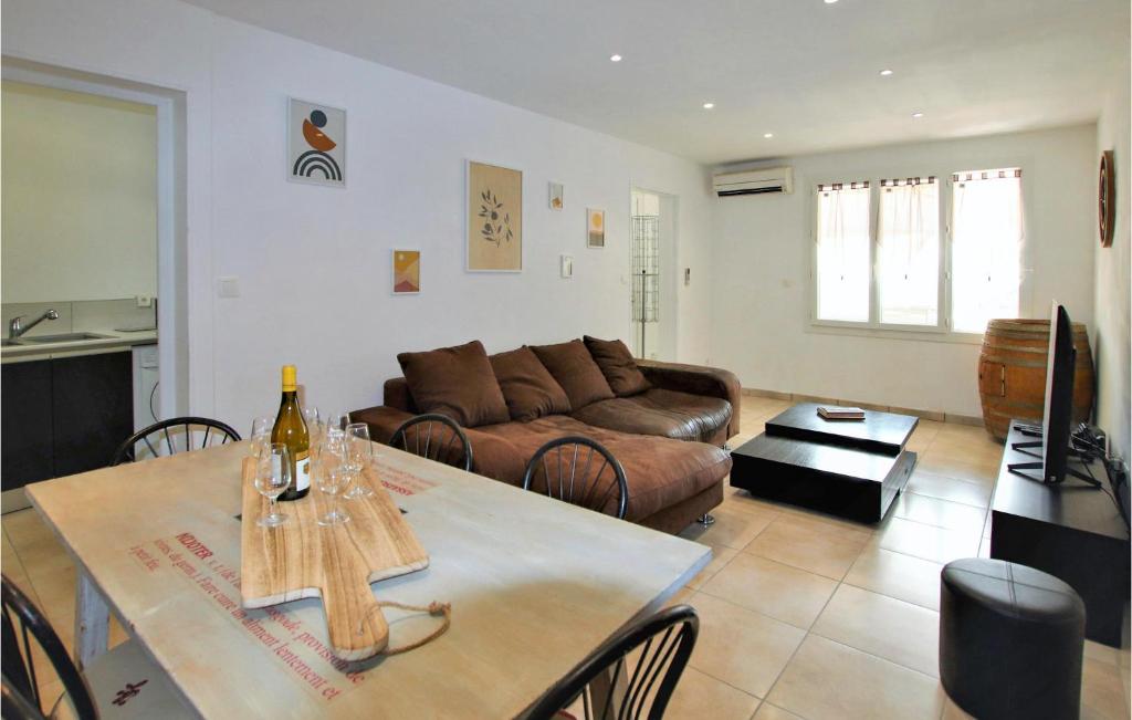 Stunning Apartment In Orange With Outdoor Swimming Pool, 2 Bedrooms And Wifi photo 3