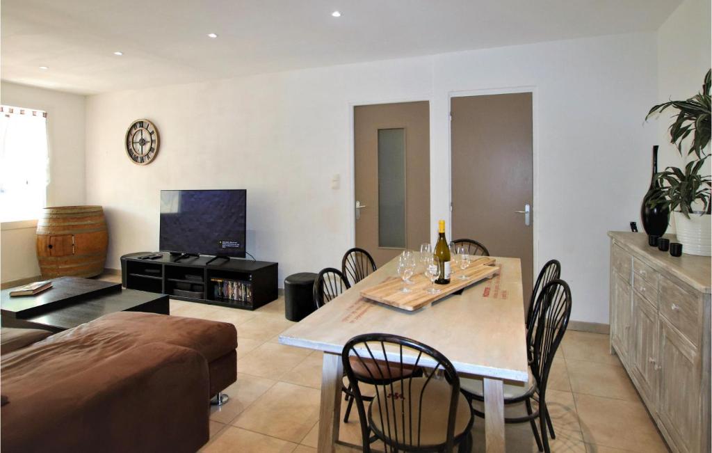 Stunning Apartment In Orange With Outdoor Swimming Pool, 2 Bedrooms And Wifi photo 4