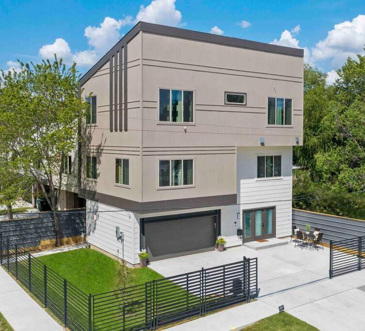 Private Entry Luxury Apartment in Central Location image