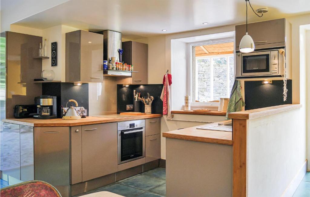 Nice Home In St Germain Des Vaux With 3 Bedrooms And Wifi photo 2