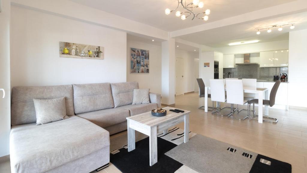 Modern 2 Bedroom Apartment 100 m From The Beach photo 4