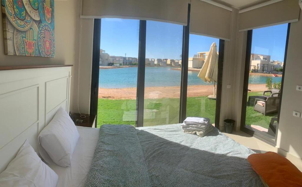 Tawila, 4 Bedroom Villa, Brand new, directly on a lagoon photo 2