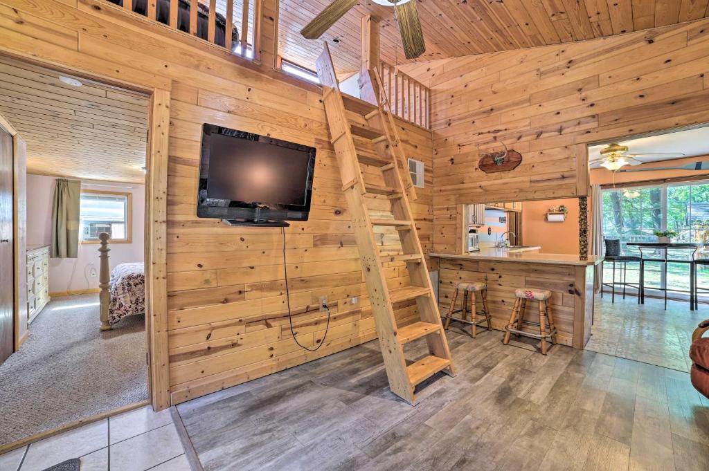 Charming Houghton Lake Cottage with Backyard! photo 4