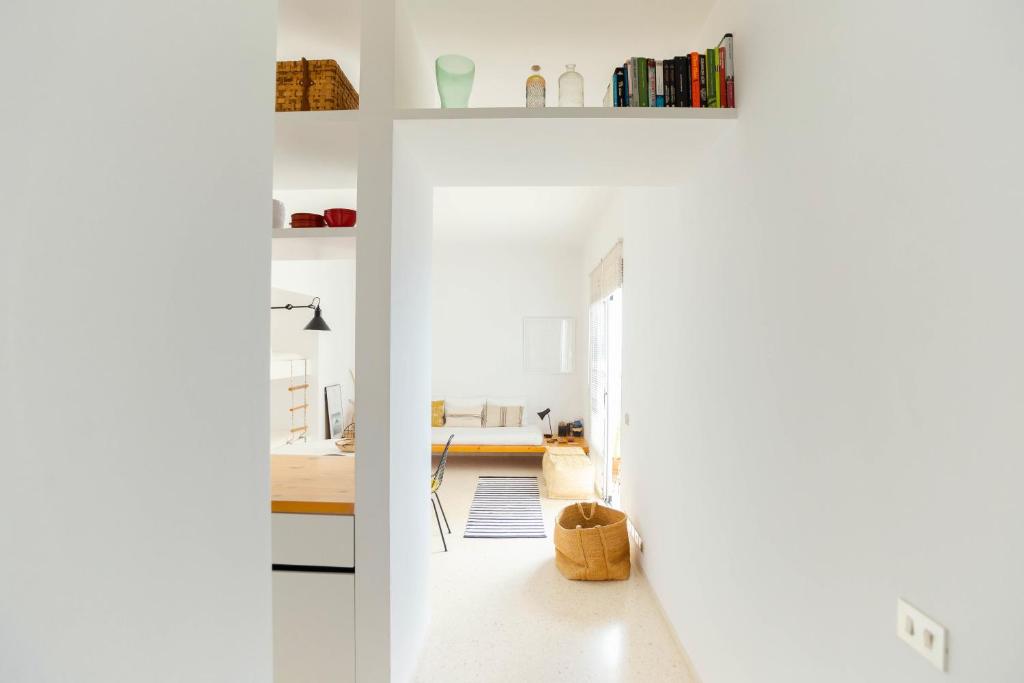Beach hideaway apartment with modernist design - Tap to explore photos