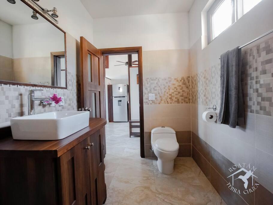 Spacious bungalow with stunning ocean views photo 2