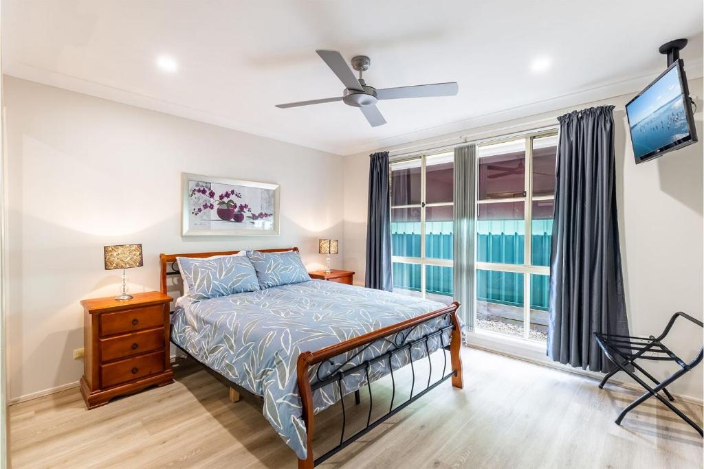 The Bay House Shoal Bay huge five bedroom holiday home with WiFi and Foxtel photo 2