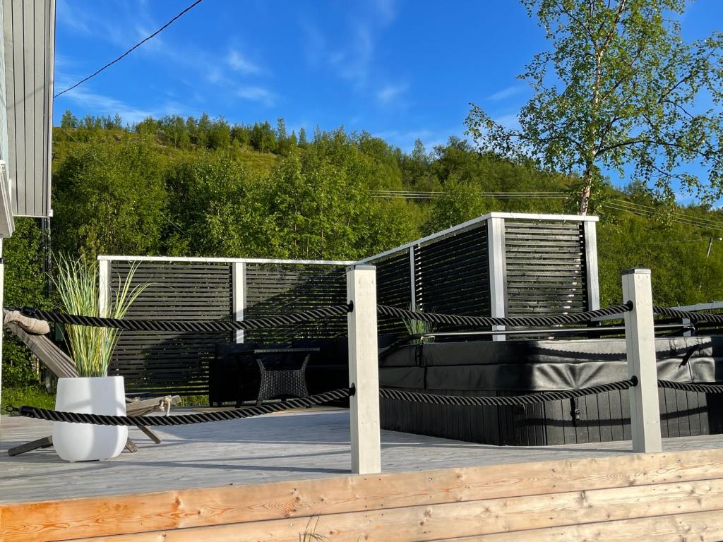 Villa Arktika porealtaallinen mökki Nuorgamissa Tenojoen ja tunturien vieressä photo 2