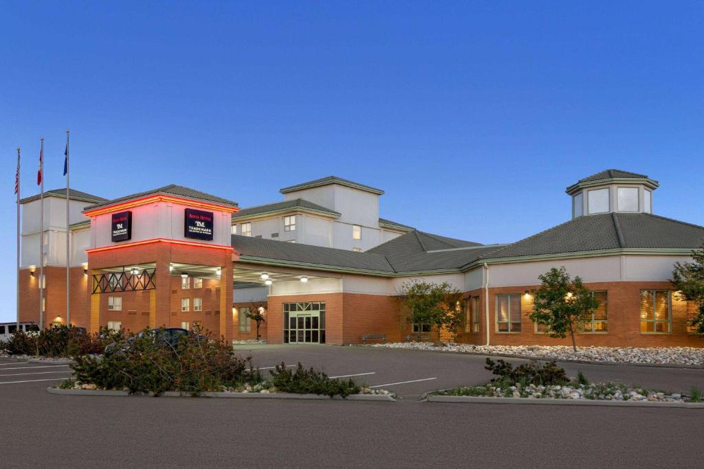 Royal Hotel Edmonton Airport Trademark Collection By Wyndham photo 1