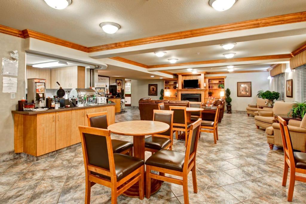 Ramada by Wyndham Ponoka photo 1