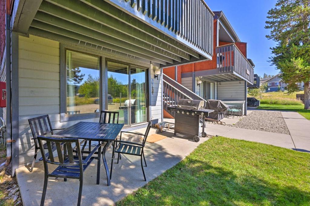 Cozy and Chic Mountain Condo with Community Perks photo 2