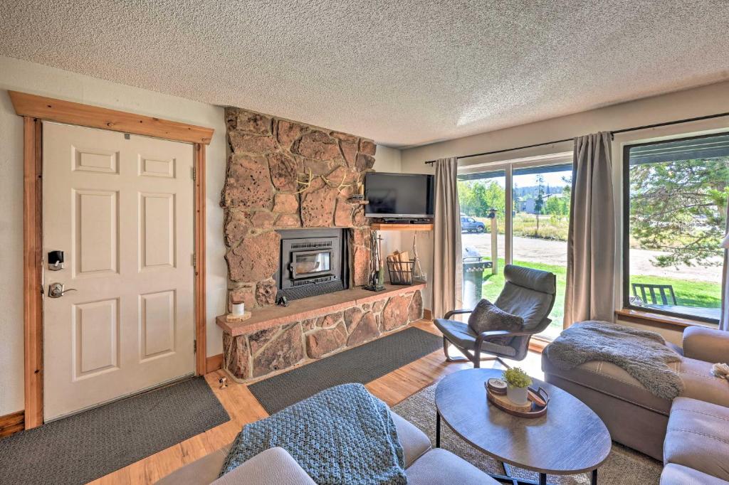 Cozy and Chic Mountain Condo with Community Perks photo 3
