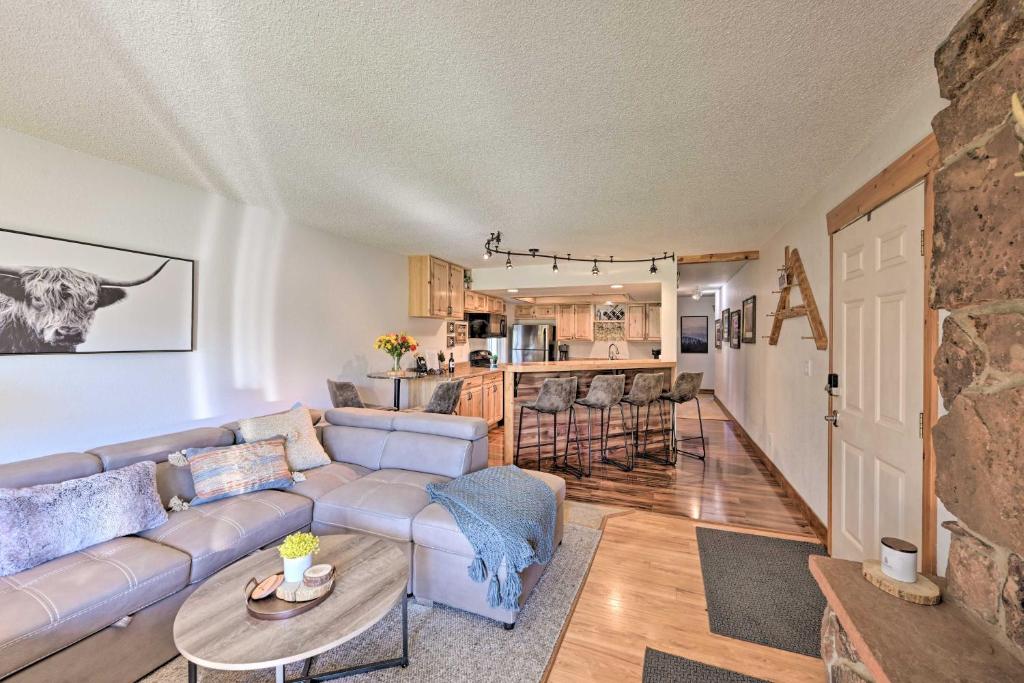 Cozy and Chic Mountain Condo with Community Perks photo 4