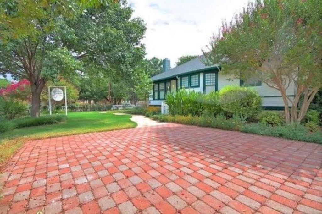 Granbury Gardens Bed and Breakfast photo 3