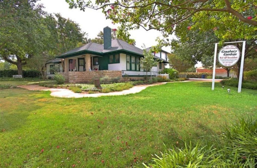 Granbury Gardens Bed and Breakfast photo 1