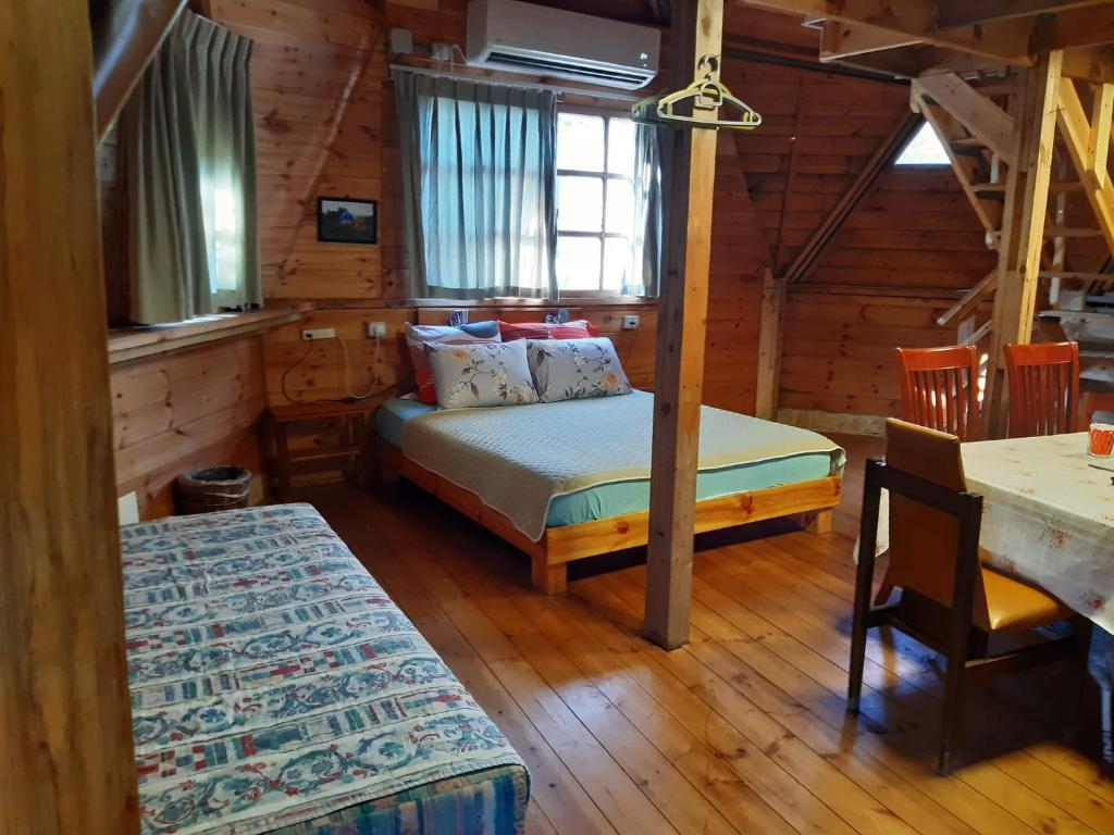 בקתת עץ בחורש במנות - דום גיאודזי - Wooden cabin in Manot photo 1